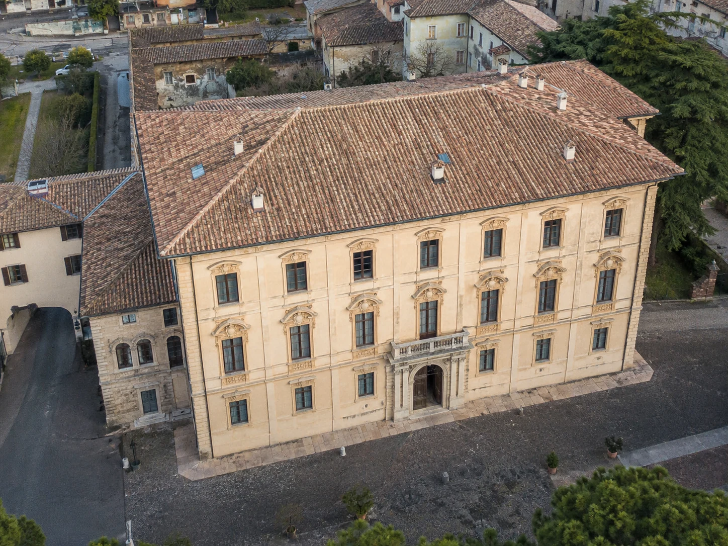 Edificio storico ripreso da drone